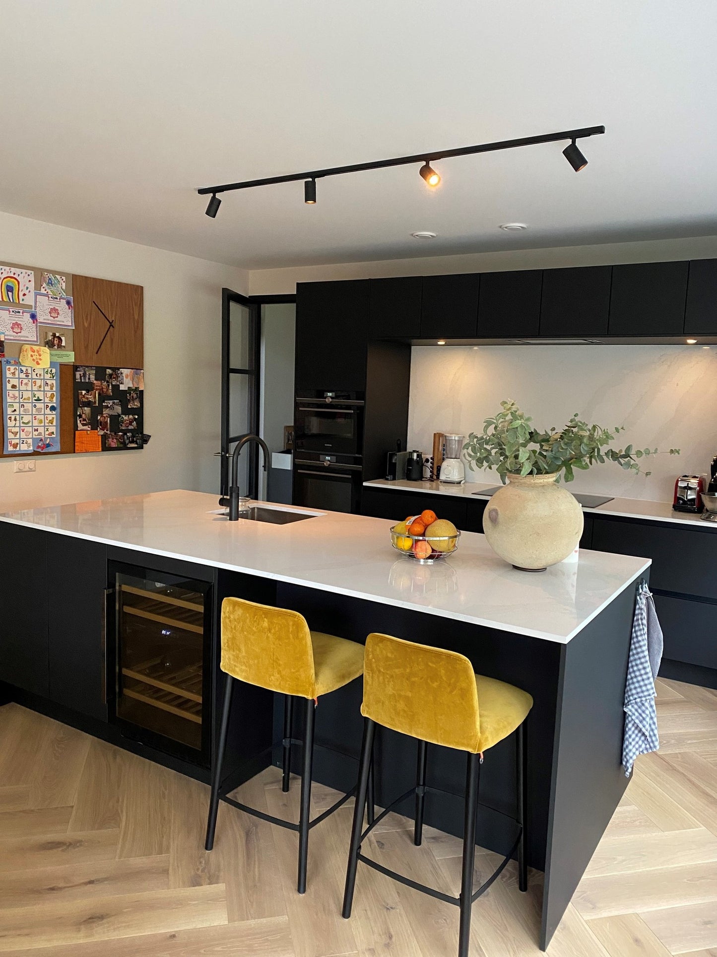 Minimalistische railsysteem boven een kookeiland voor werkverlichting