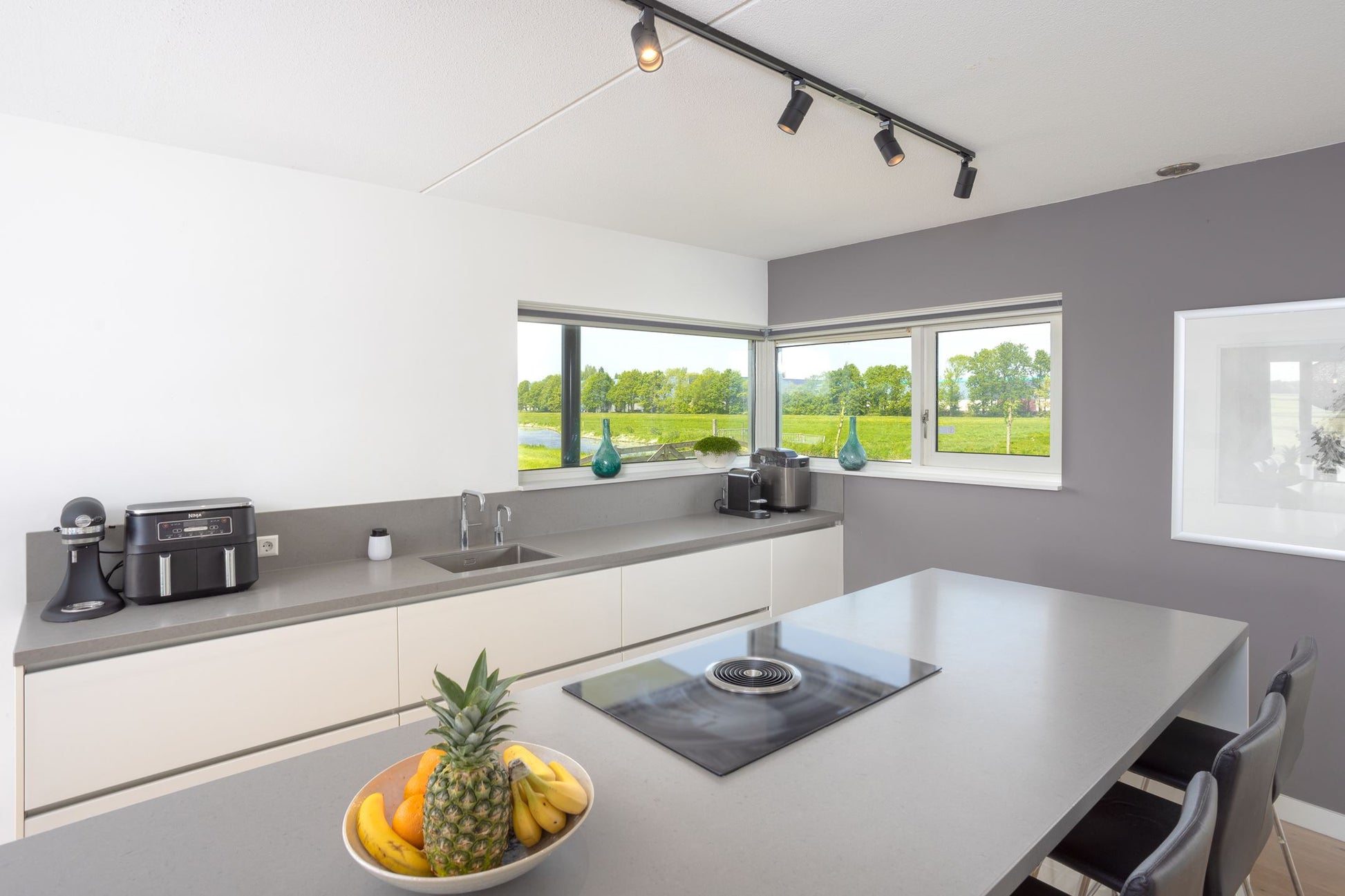 zwarte GU10 railspots in de keuken voor werkverlichting kookeiland