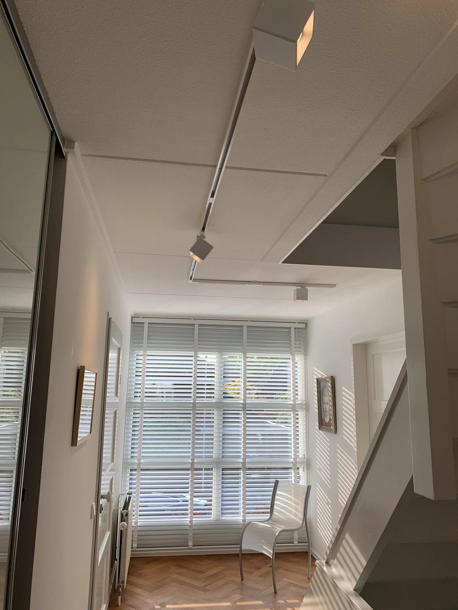 KUBY GU10 witte railspot in een gang, gemonteerd op 1-fase rail met strakke afwerking