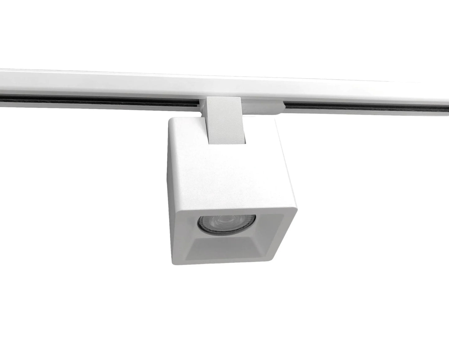 Kubusvormige witte railspot KUBY GU10 van dichtbij, volledig aluminium behuizing.
