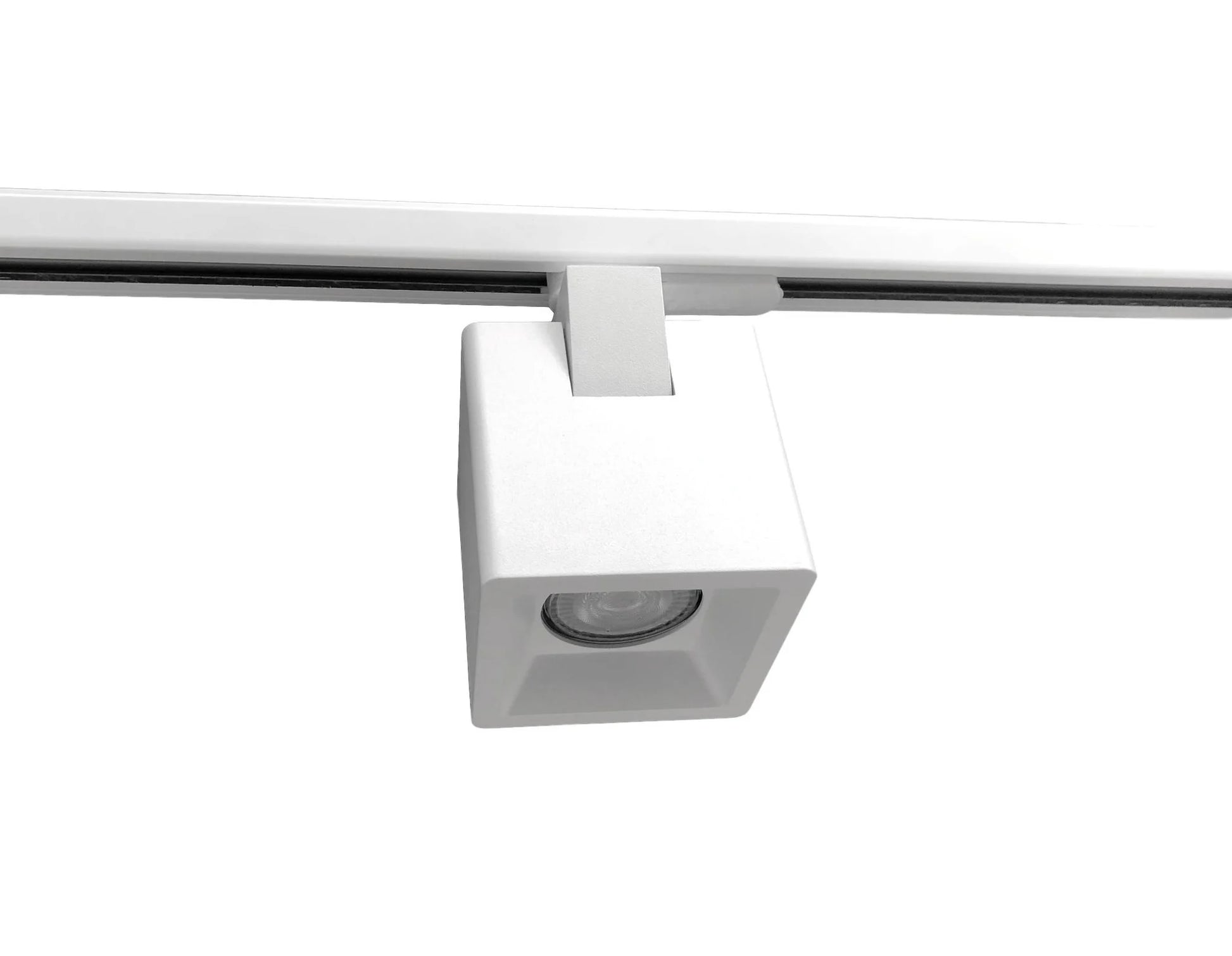 Kubusvormige witte railspot KUBY GU10 van dichtbij, volledig aluminium behuizing.
