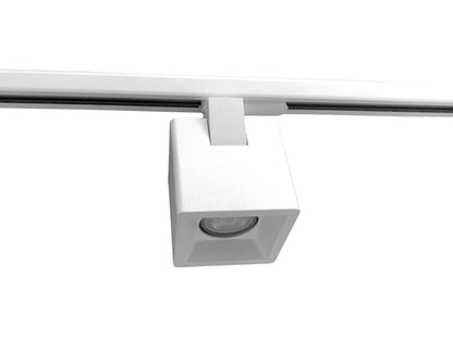 Kubusvormige witte railspot KUBY GU10 van dichtbij, volledig aluminium behuizing.