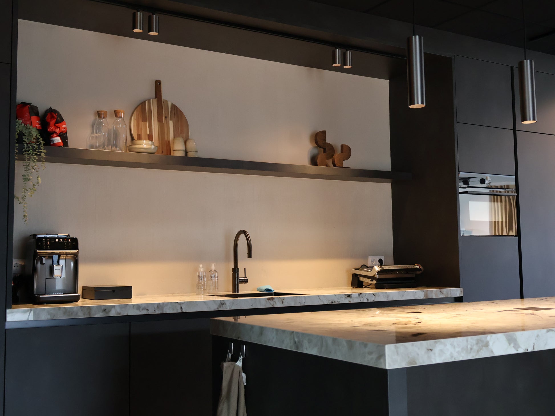 1-fase railverlichting met gunmetal spots en gunmetal pendels in de keuken