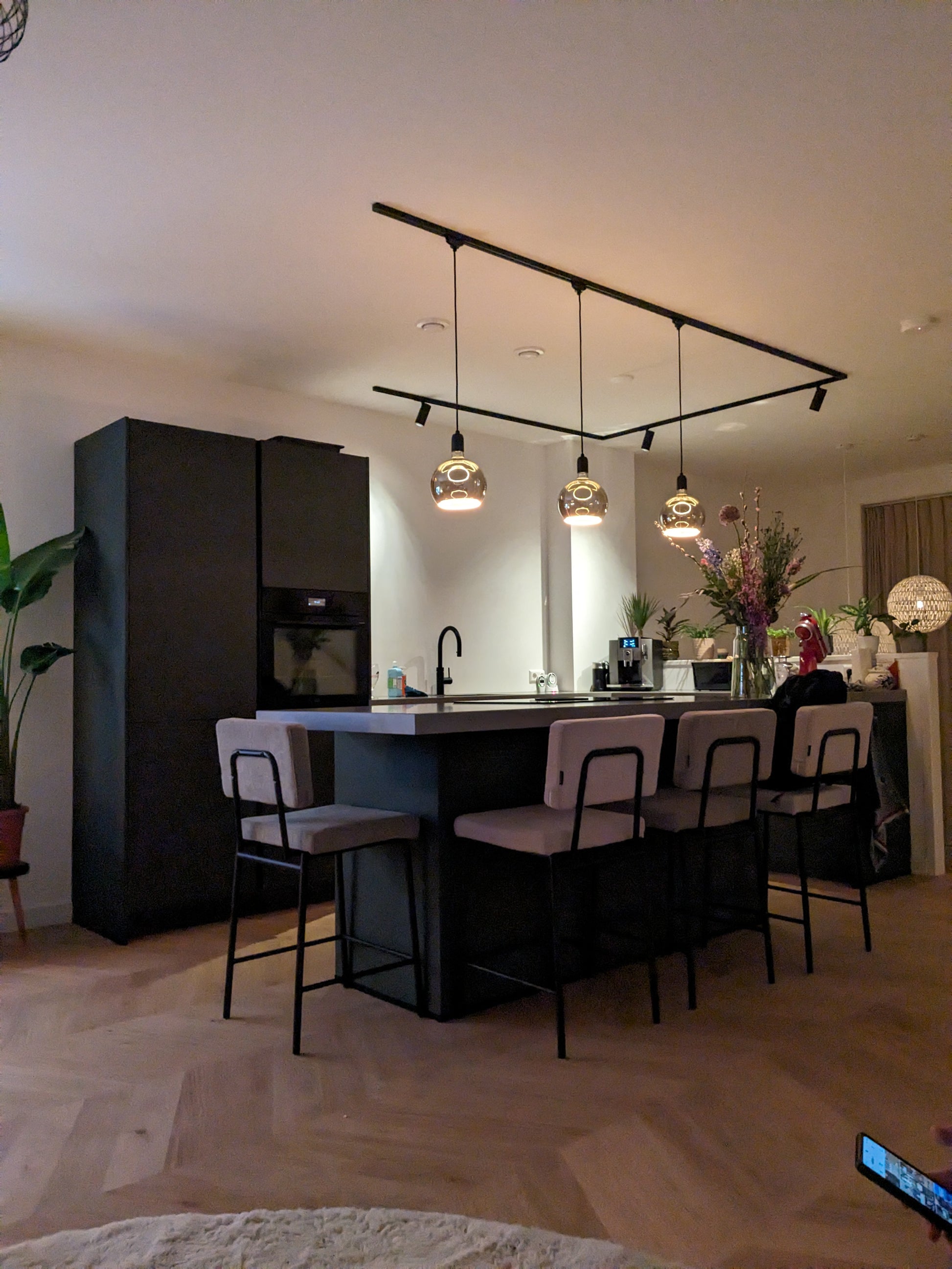 lichtrail met hanglampen keuken