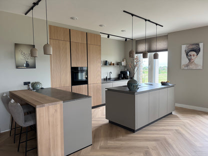 zwarte collos railspot in rail van een keuken, aangevuld met hanglampen