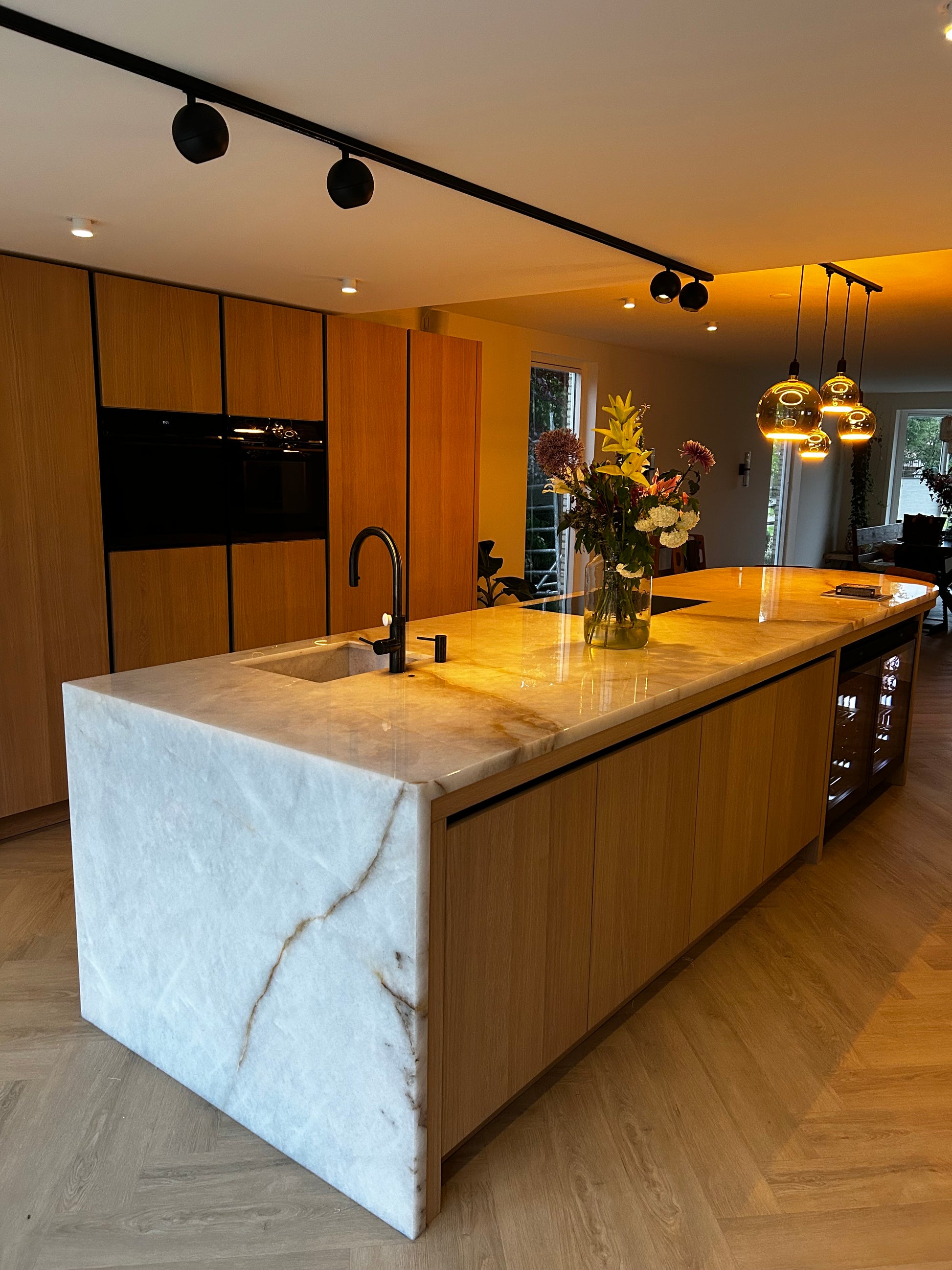 zwarte 1-fase lichtrail verlichting met ronde bolvormige spots