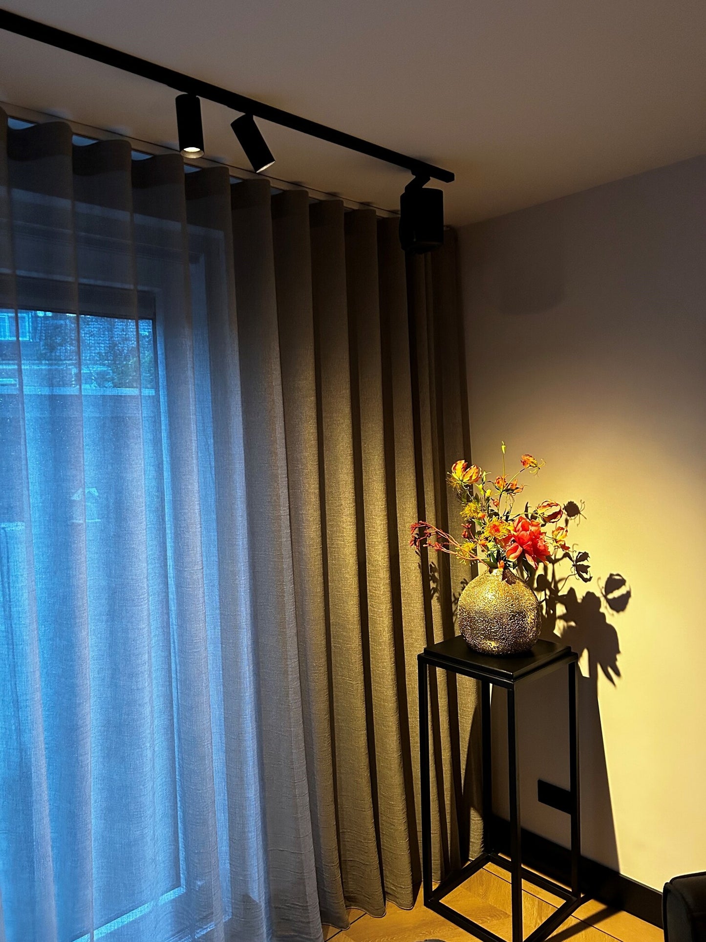 zwarte 1-fase lichtrail met spots en Sonos speakers