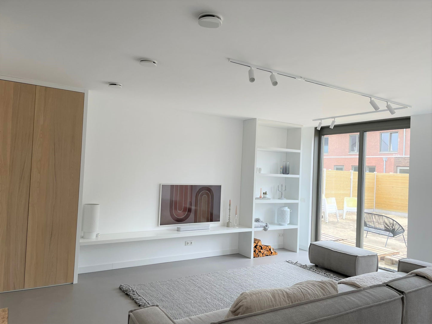 witte lichtrail met kantelbare GU10 railspots in de living/woonkamer