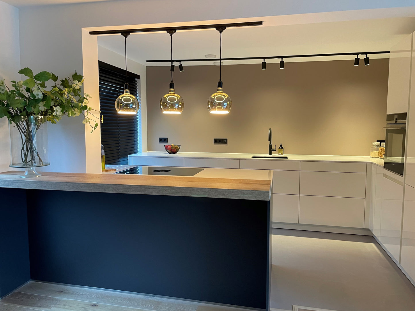 1-fase spanningsrail met spots en hanglampen in de keuken