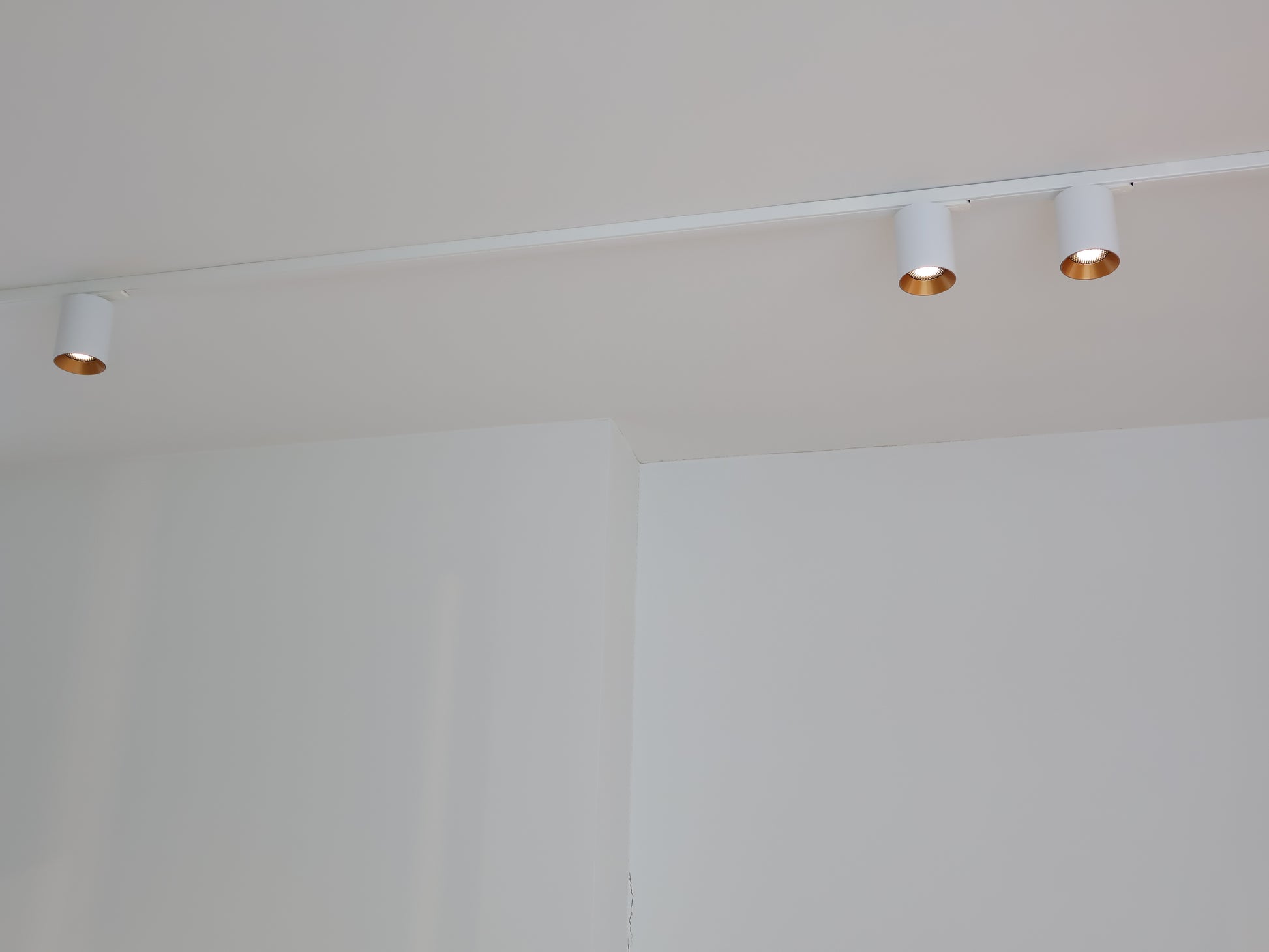 moderne railverlichting in het wit met Hue spotverlichting