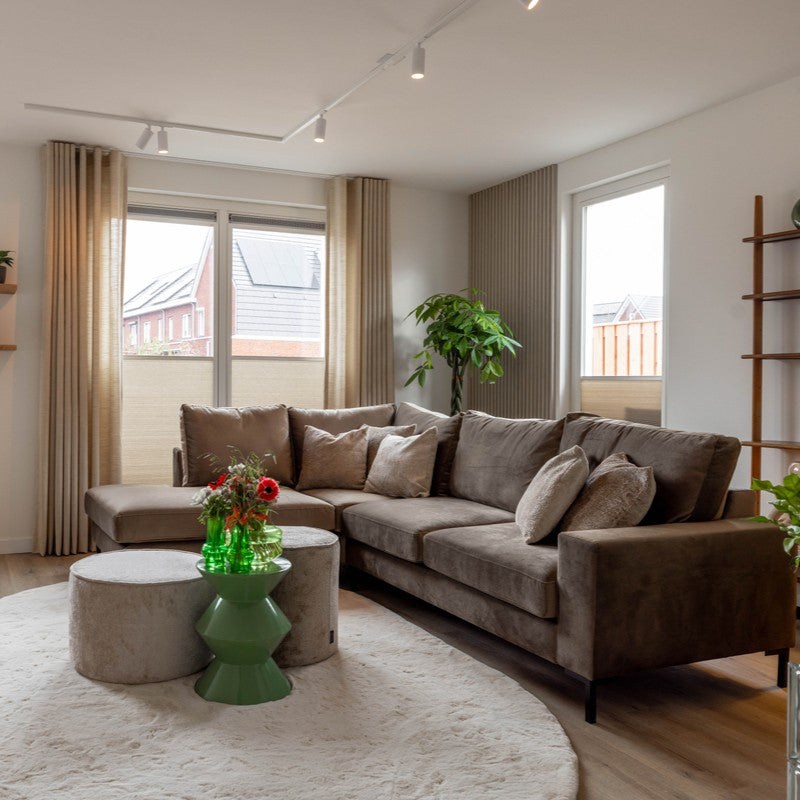 railontwerp met witte rail in een woonkamer boven zitgedeelte