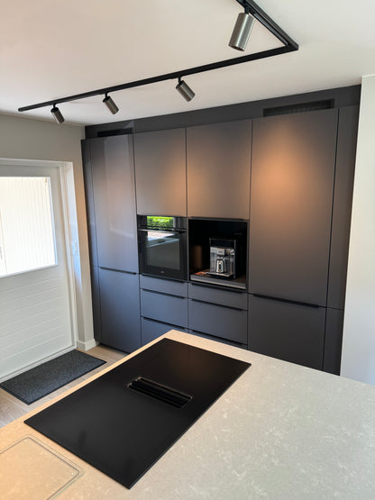 zwarte lichtrail met gunmetal railspots in keuken