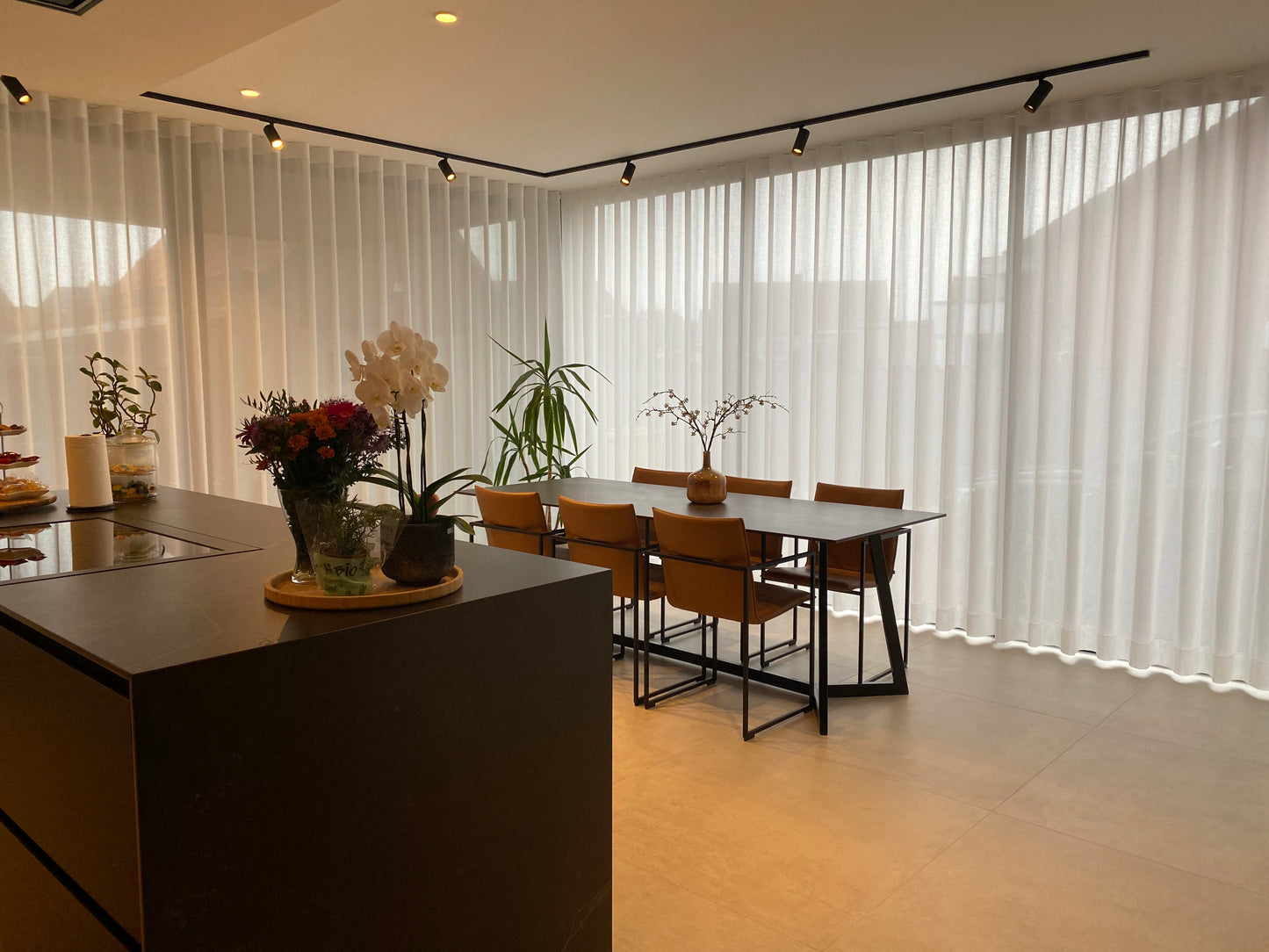 zwarte railspots in een L vorm in de keuken