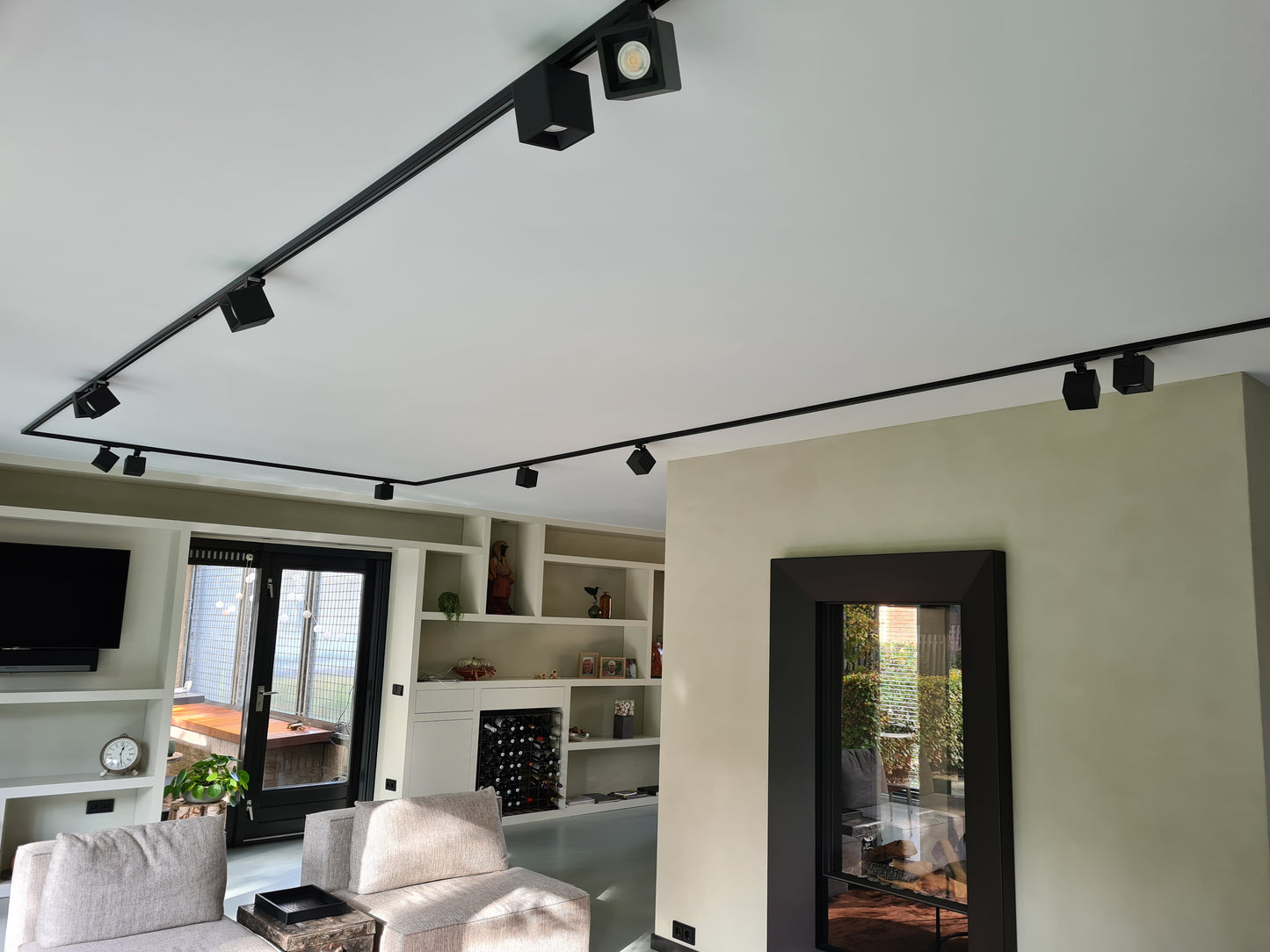zwarte railverlichting in de woonkamer
