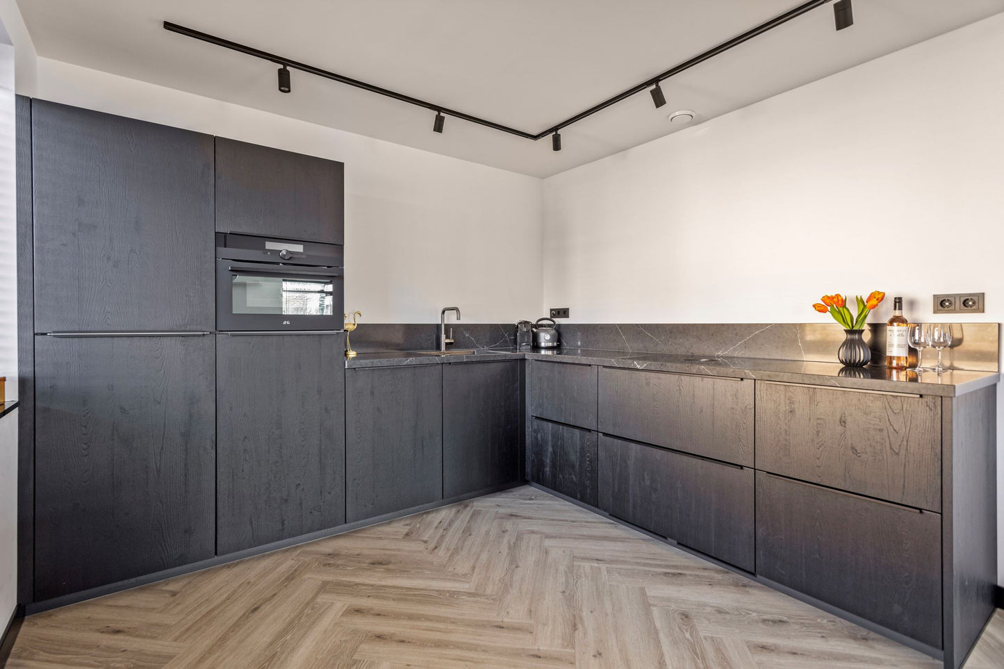 Hoogwaardige zwarte 1-fase railverlichting in donkere keuken