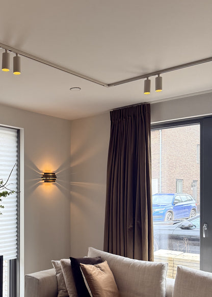 beige rail en spots met gu10 fitting in de woonkamer