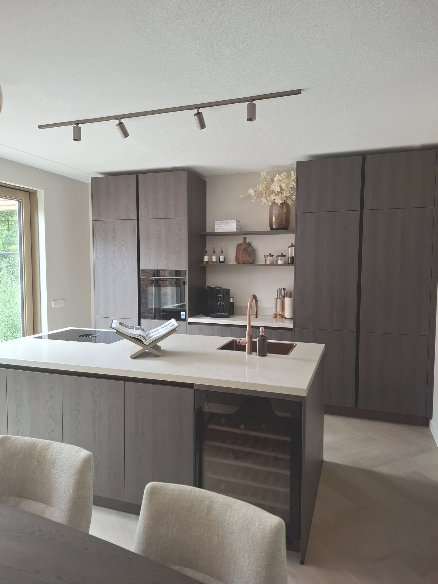 bronzen railverlichting met GU10 spots in de keuken
