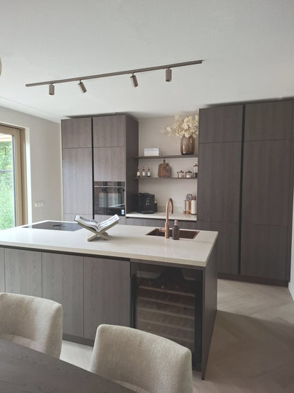 bronzen railverlichting met GU10 spots in de keuken
