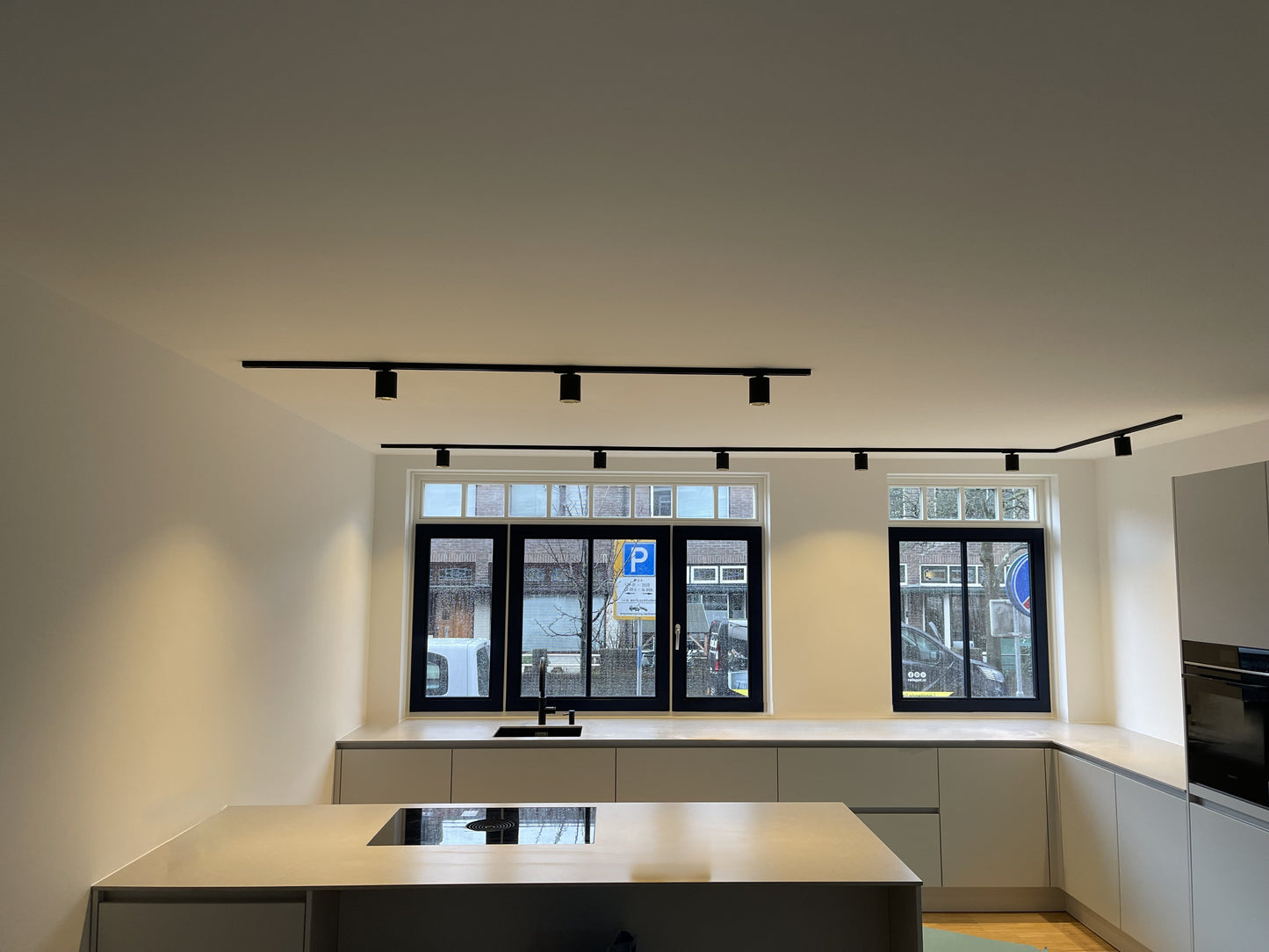 COLLOS railspot in zwart railsysteem boven het werkblad in een keuken