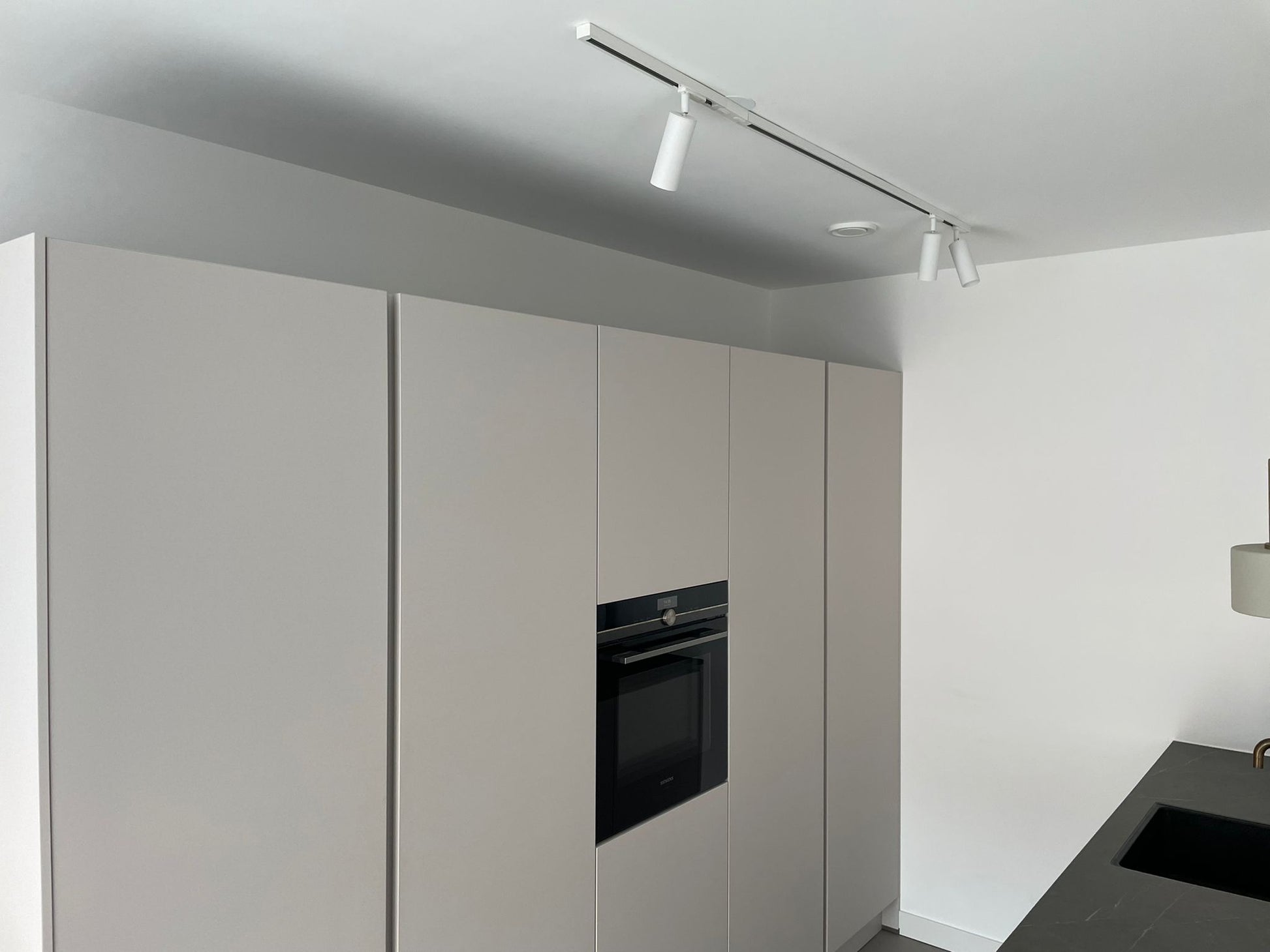 railverlichting wit met spots in de keuken voor werkverlichting