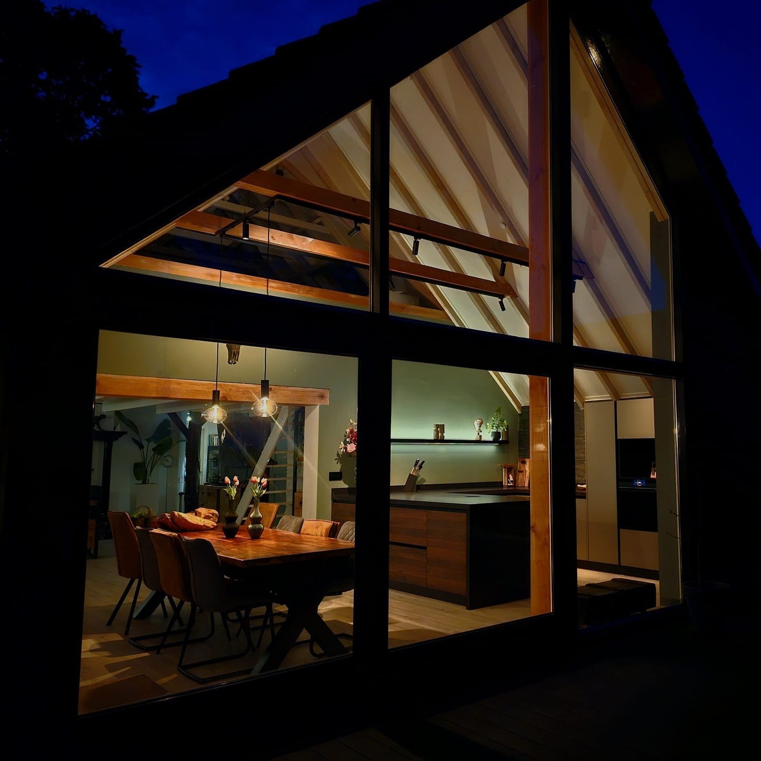 sfeervolle railverlichting in woning met hoog puntdak