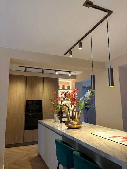 bronskleurige GU10 railspot met bronzen pendels in de keuken