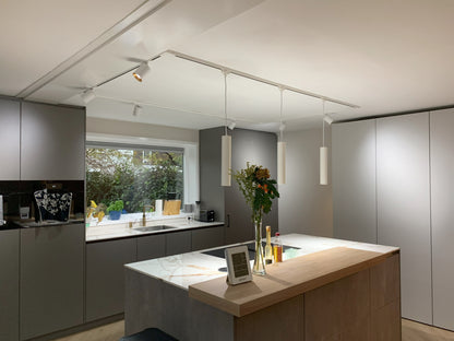 strakke 1-fase railverlichting met witte spots en pendel hanglampen voor keukenverlichting