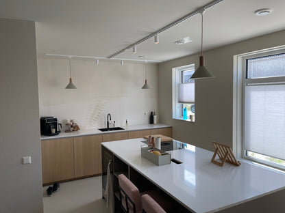 1fase railverlichting met witte spotjes en hanglampen in de keuken