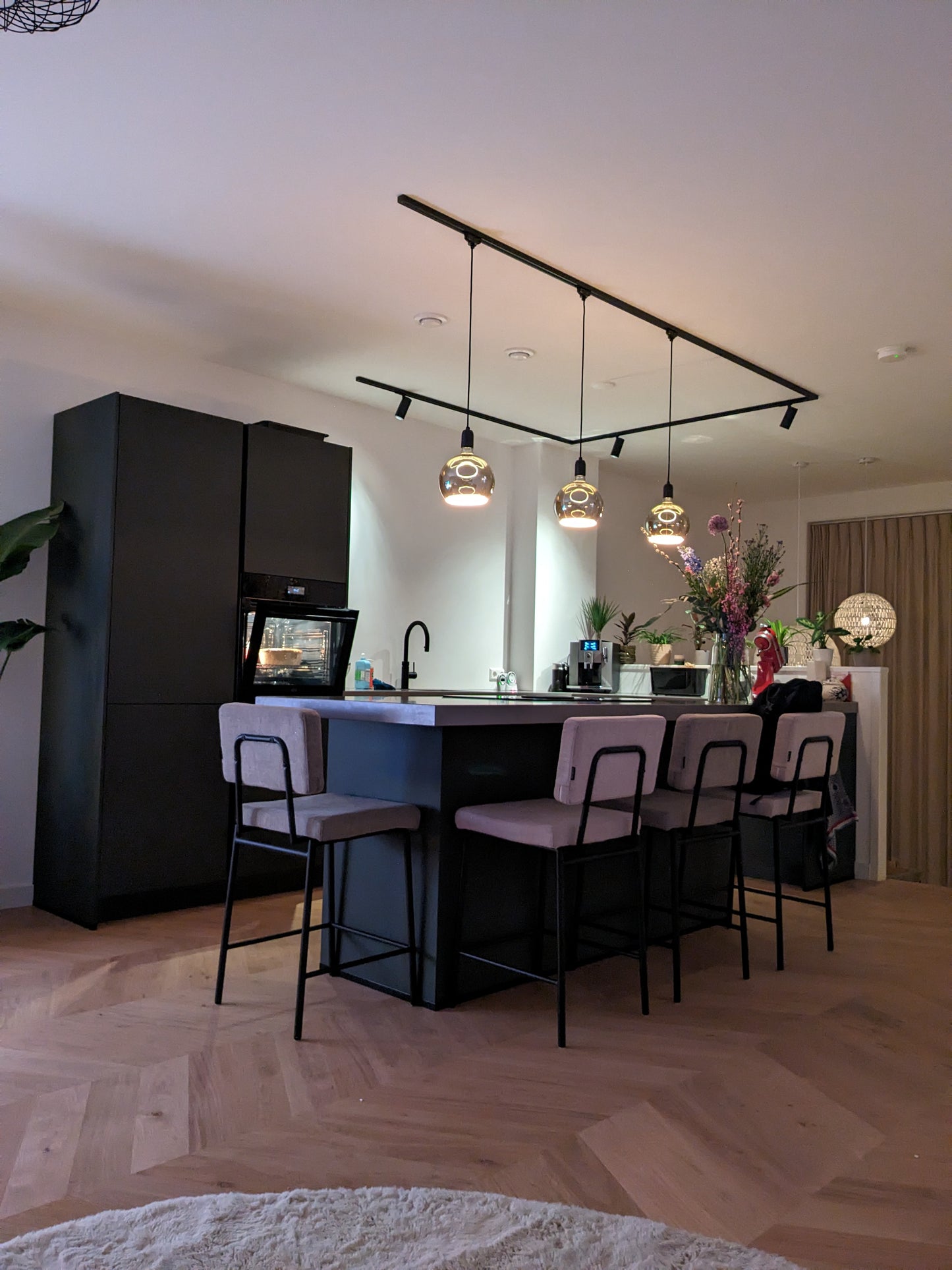 railverlichting in de keuken met hanglampen