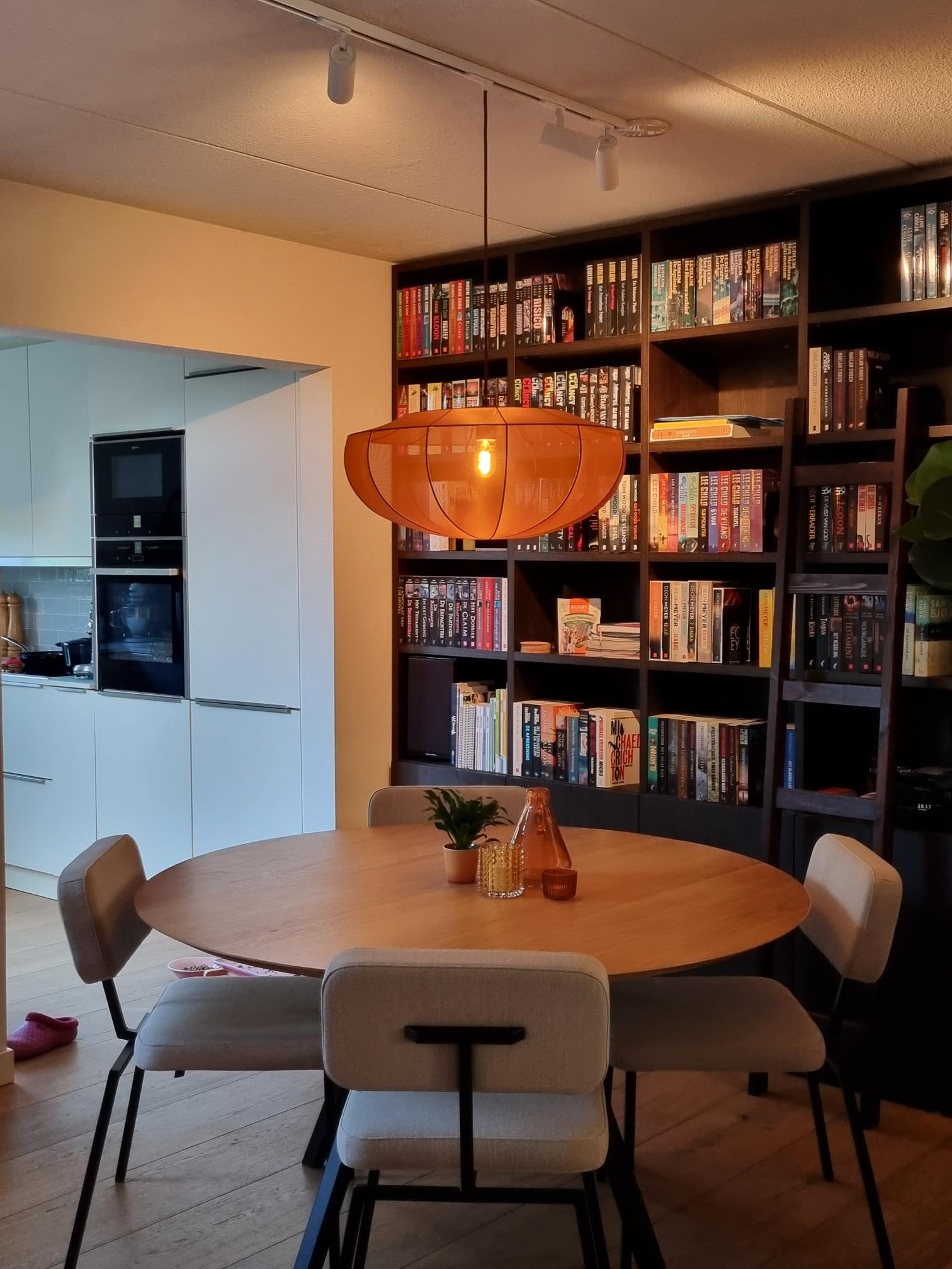 1-fase railverlichting in wit toegepast in een modern interieur, klantfoto