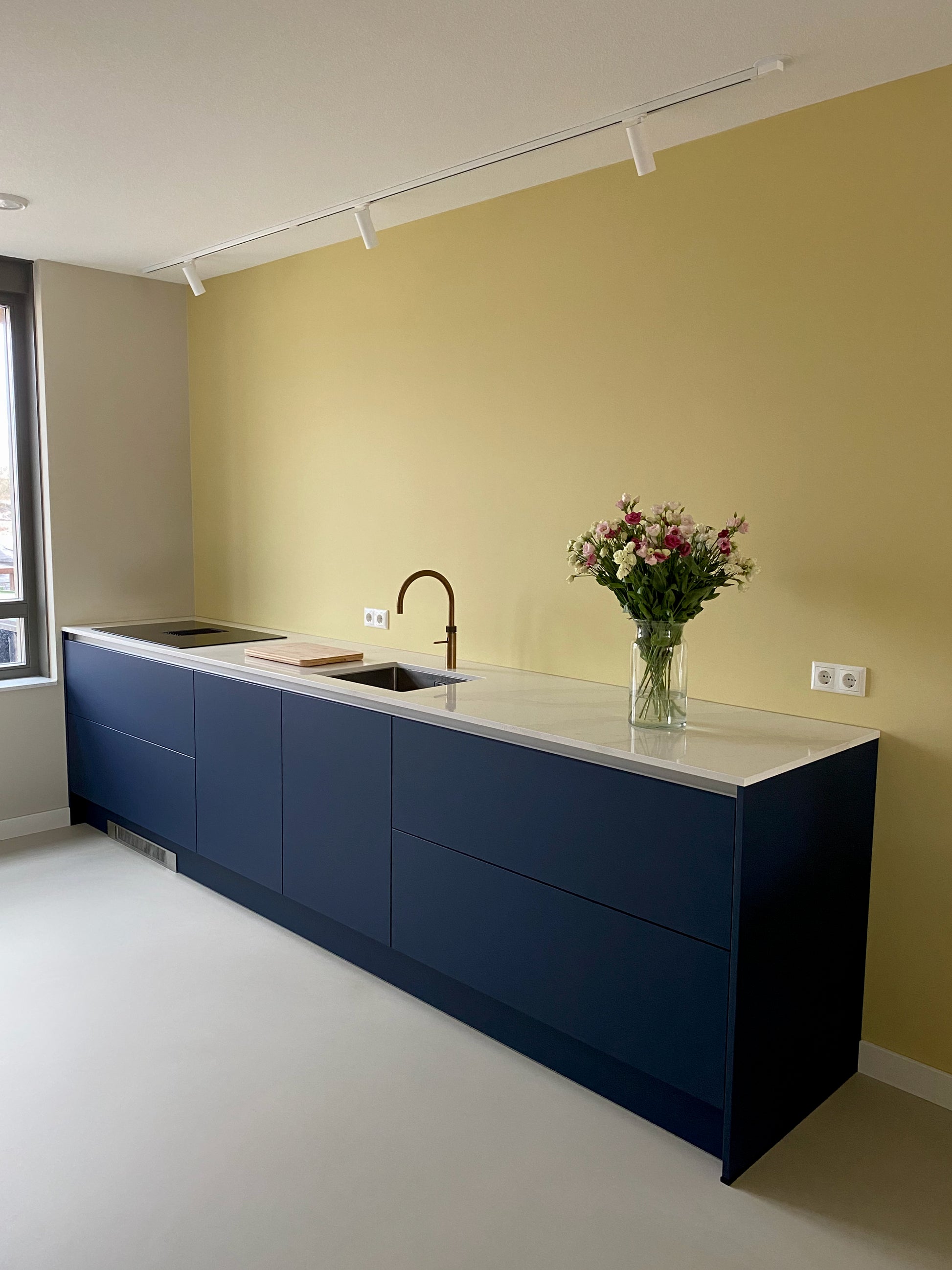 Witte 1-fase railverlichting toegepast in een woonkamer, klantfoto