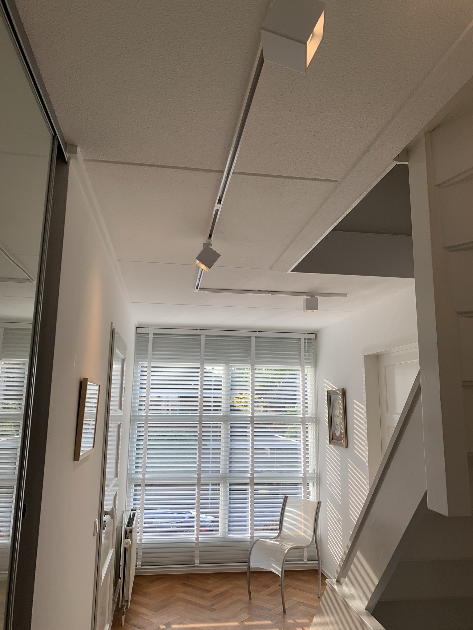 witte railverlichting met vierkante spots voor in de woning