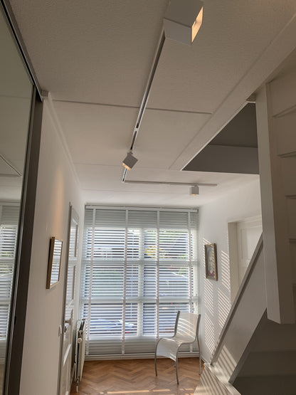 witte railverlichting met vierkante spots voor in de woning