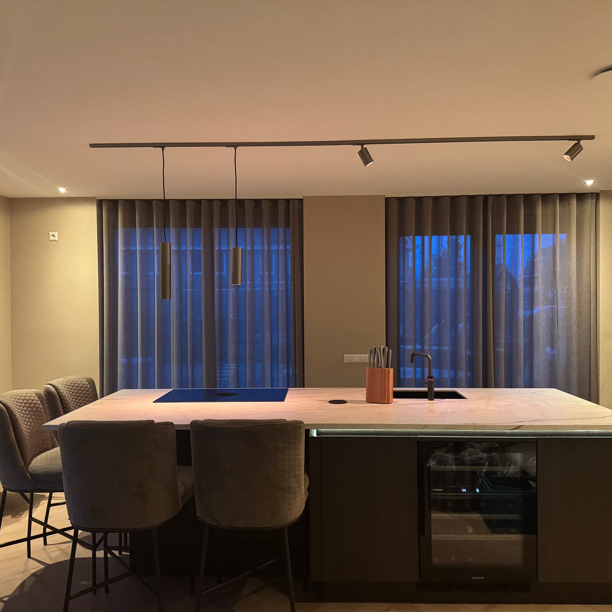 bronzen 1-fase railverlichting boven kookeiland