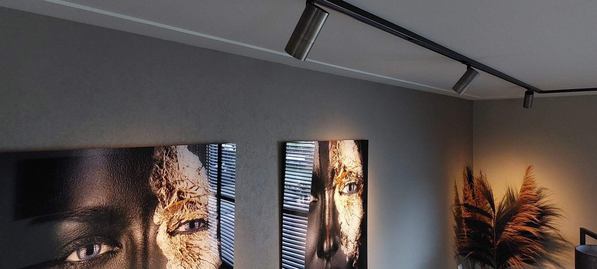 1-fase LED railverlichting met bronskleurige spots