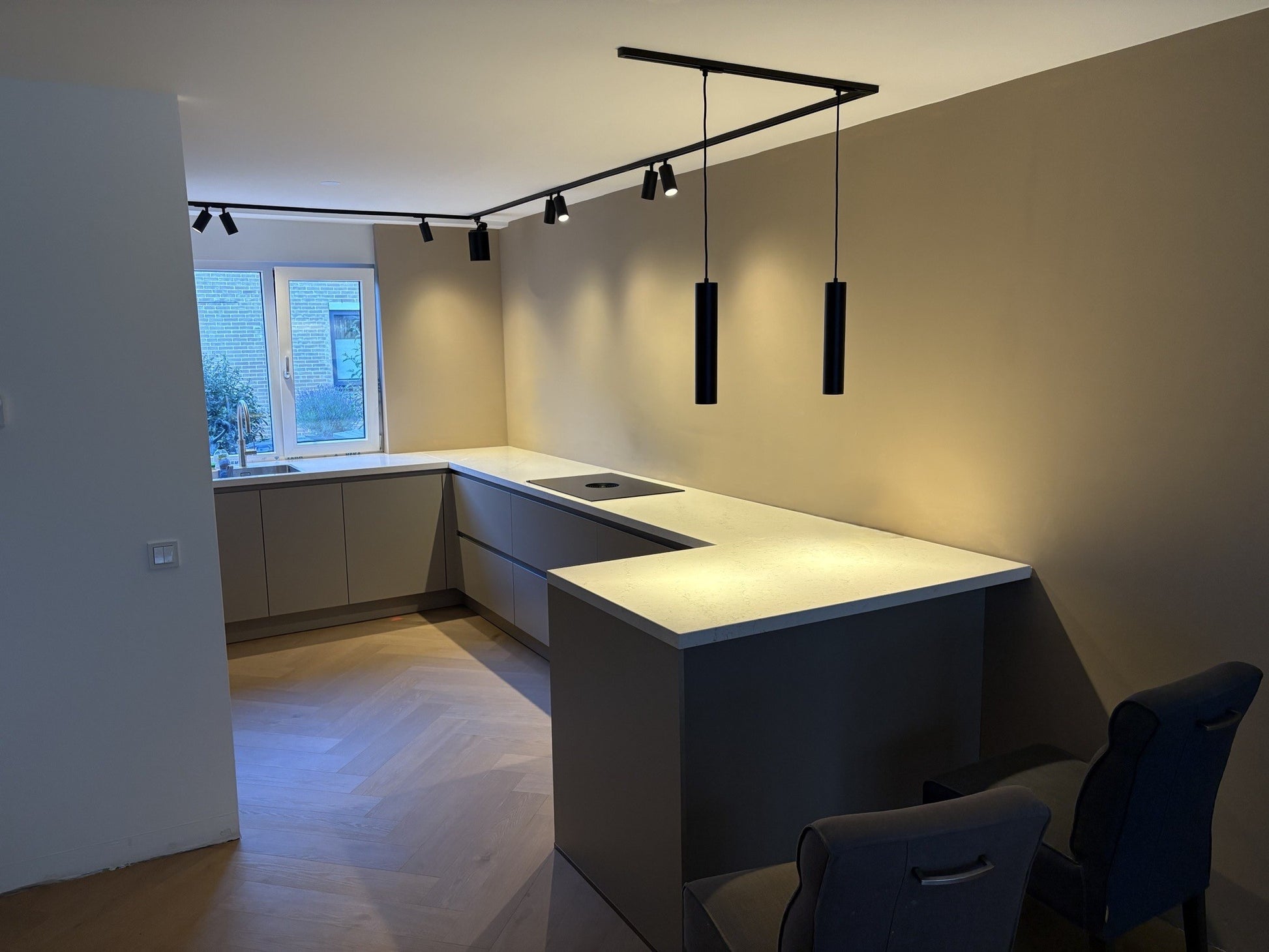 1fase railsysteemverlichting met Sonos gecombineerd in de keuken