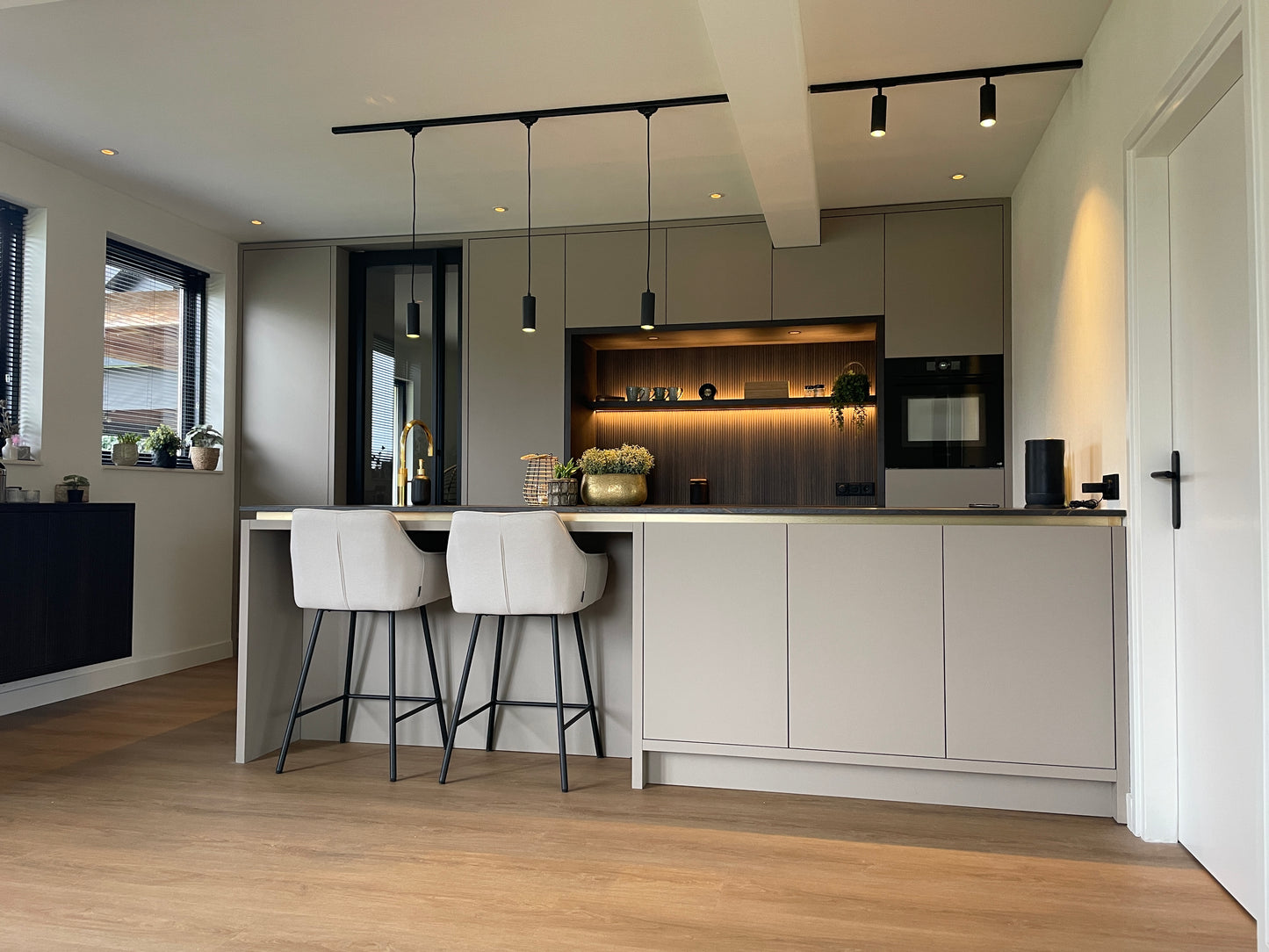 zwarte 1-fase rail van Nordic Aluminium met spots en hanglampen gecombineerd
