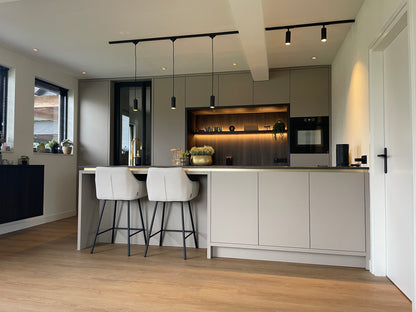 zwarte 1-fase rail van Nordic Aluminium met spots en hanglampen gecombineerd