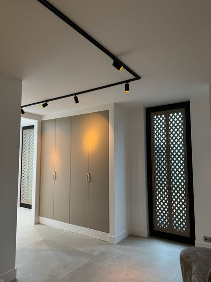 zwarte 1-fase rail van Nordic Aluminium met spots met gouden binnenring