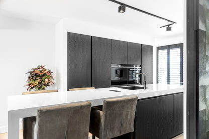 zwarte 1-fase railverlichting in de keuken met vierkante railspots met GU10 fitting