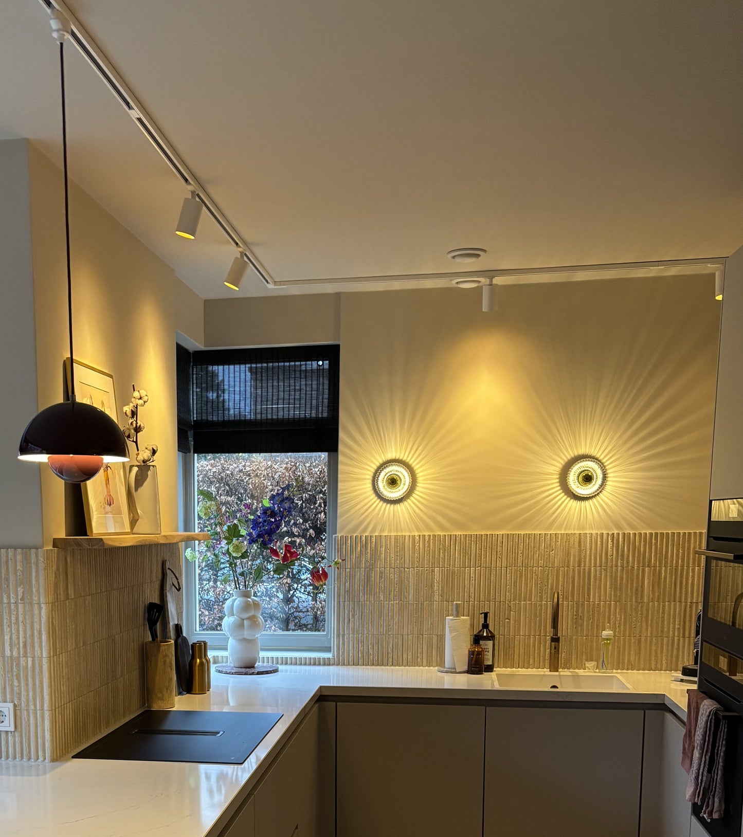 witte railverlichting met spots en hanglampen