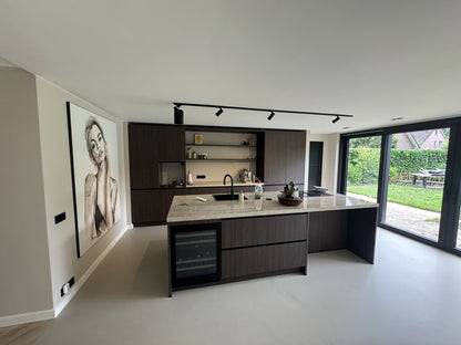 lichtrail met spots en sonos speakers voor in de woning