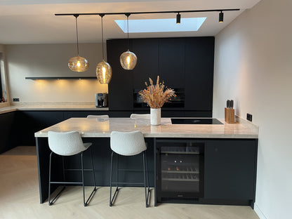 hanglampen en spots in zwarte rail keuken