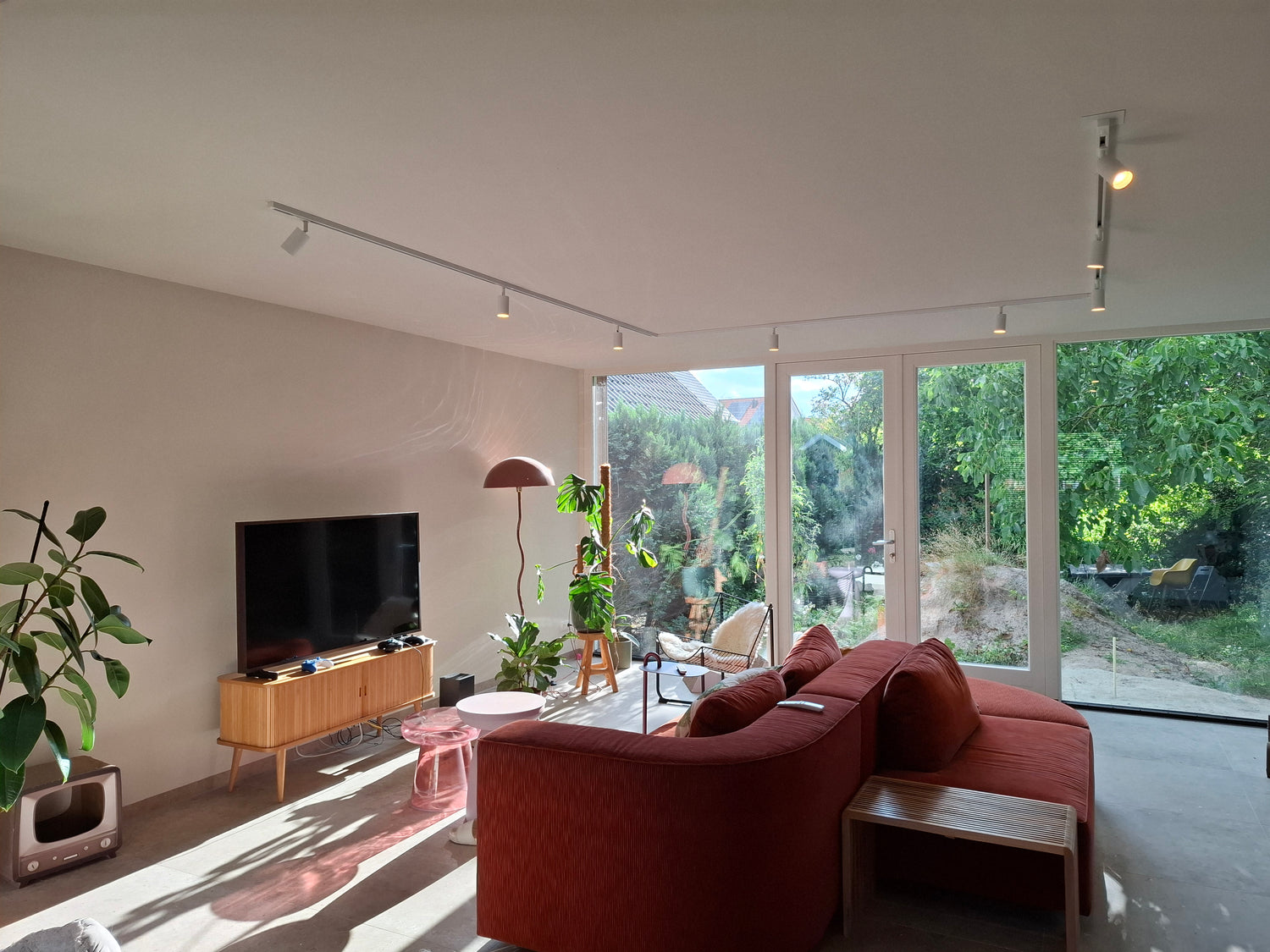 woonkamer met wittte spots op rail