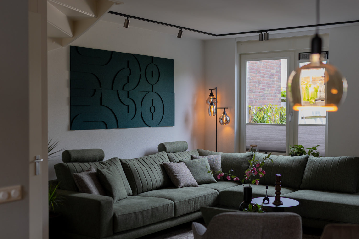 woonkamer met zwarte spots op rail