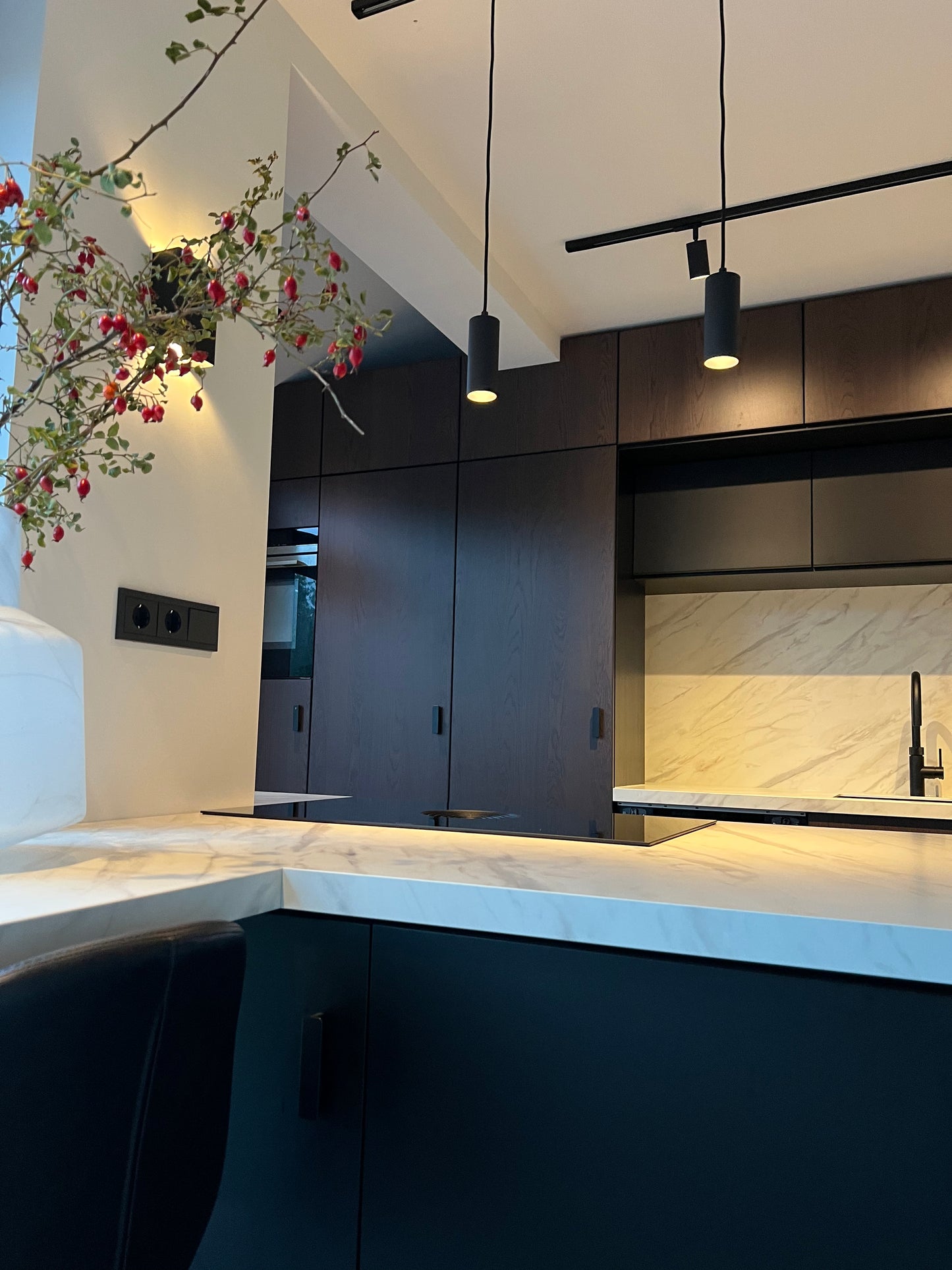 railverlichting in combinatie met kleine pendels met een gu10 fitting 