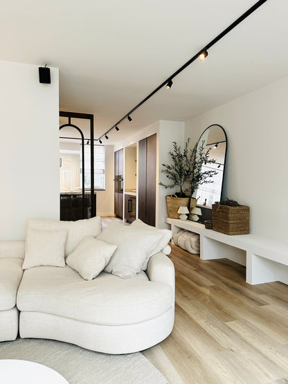 zwarte tracklight met GU10 spots in de living