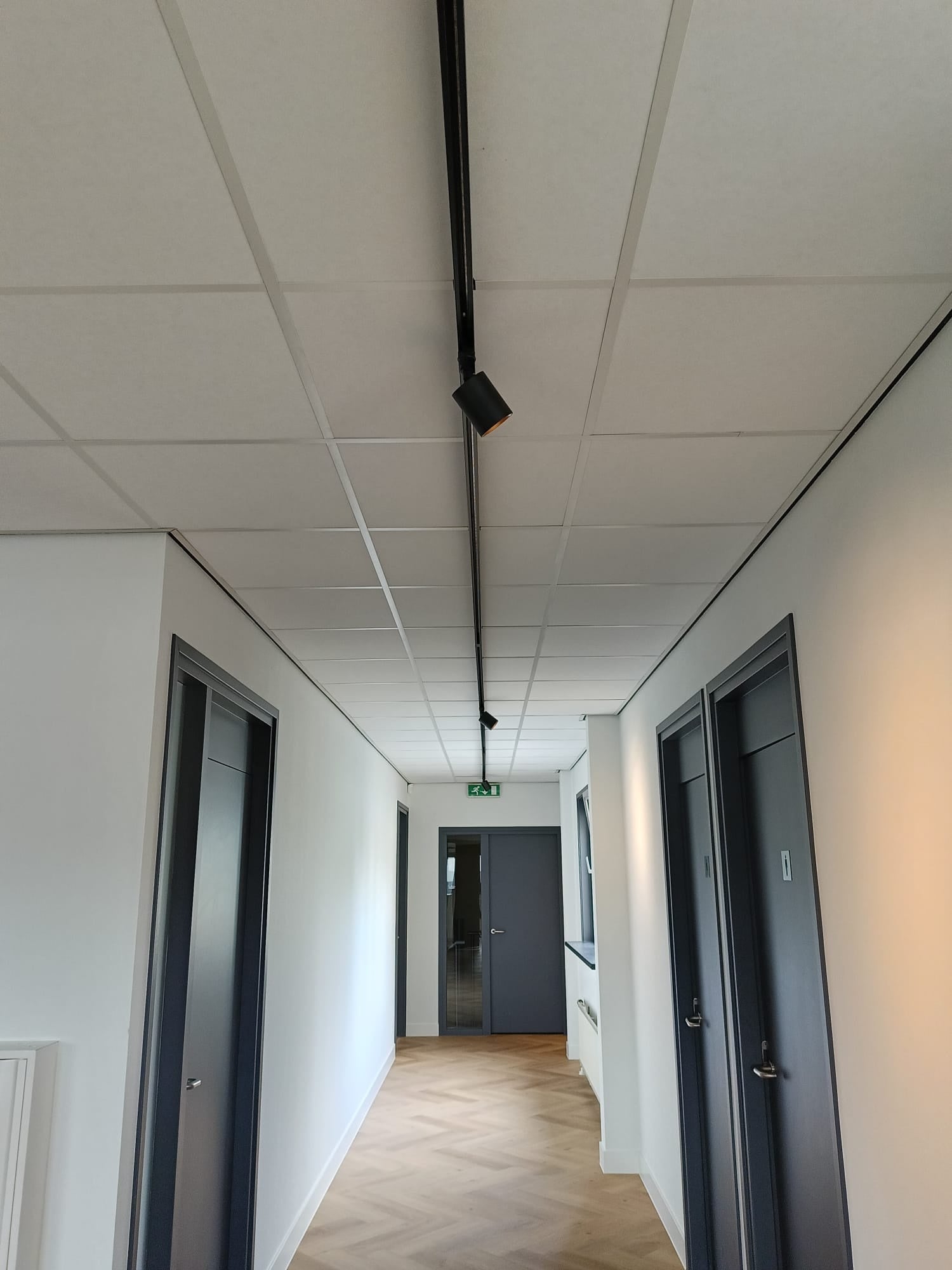 Sfeervolle verlichting gang met rail en spots