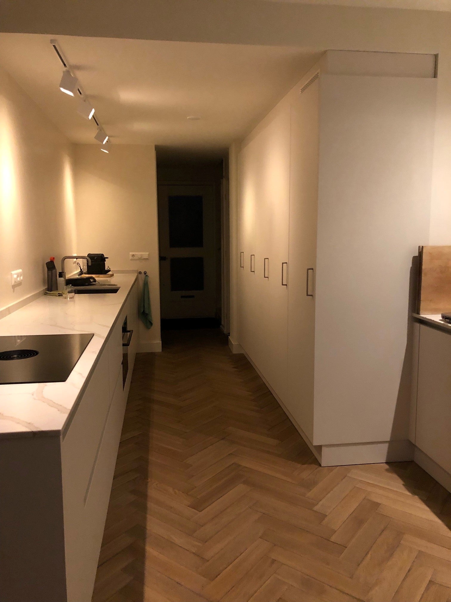 kubusvormige LED rail spots in de keuken