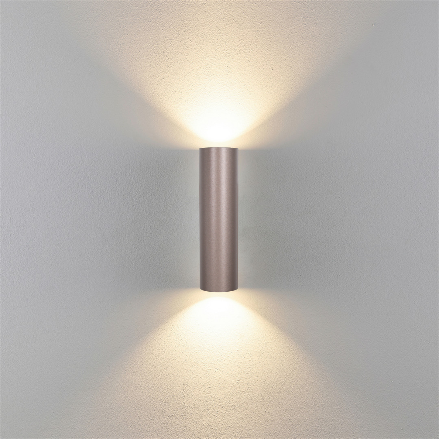 wandlamp op muur in brons